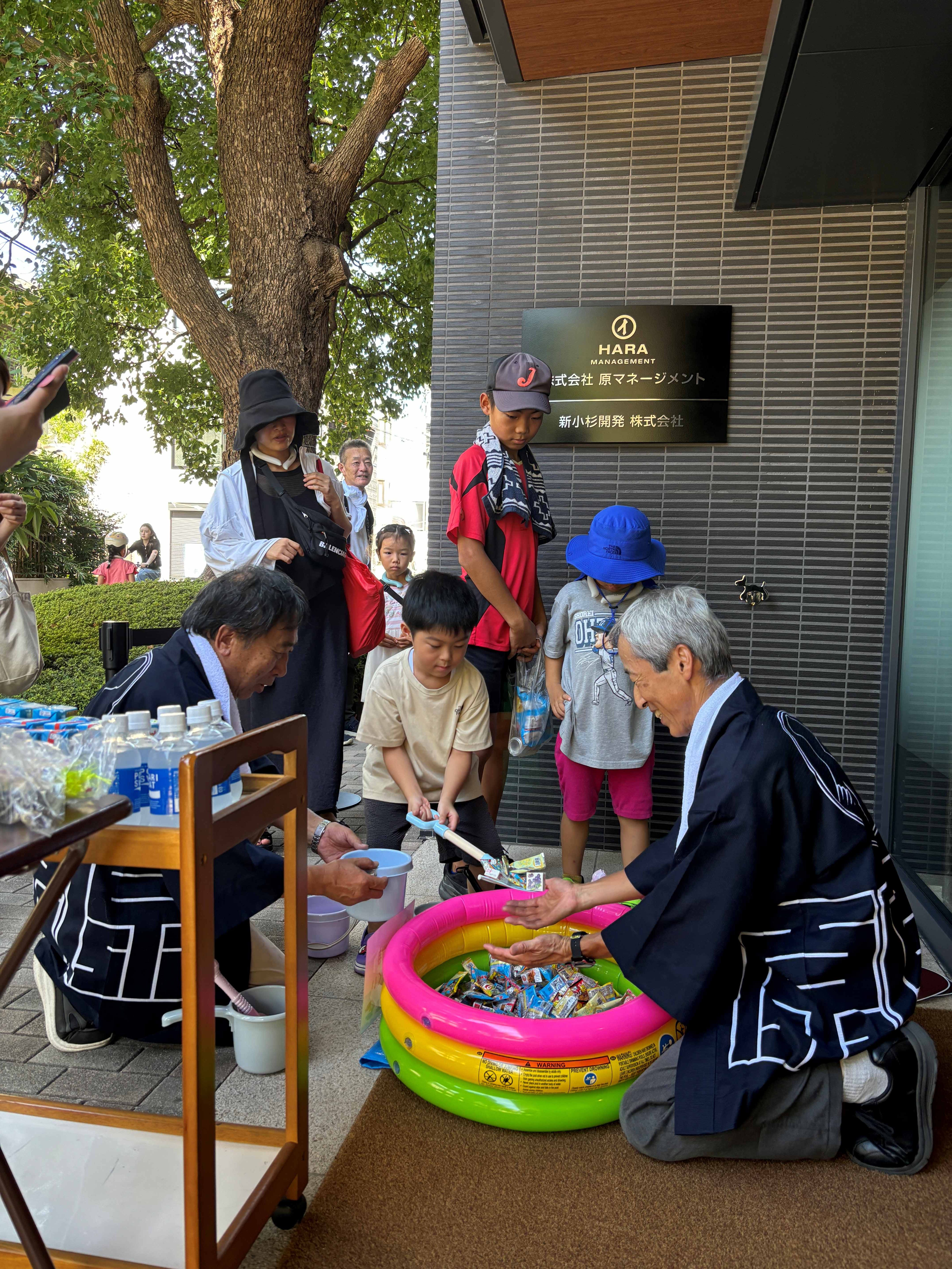 当社前でお子様には駄菓子すくいの催しも開催