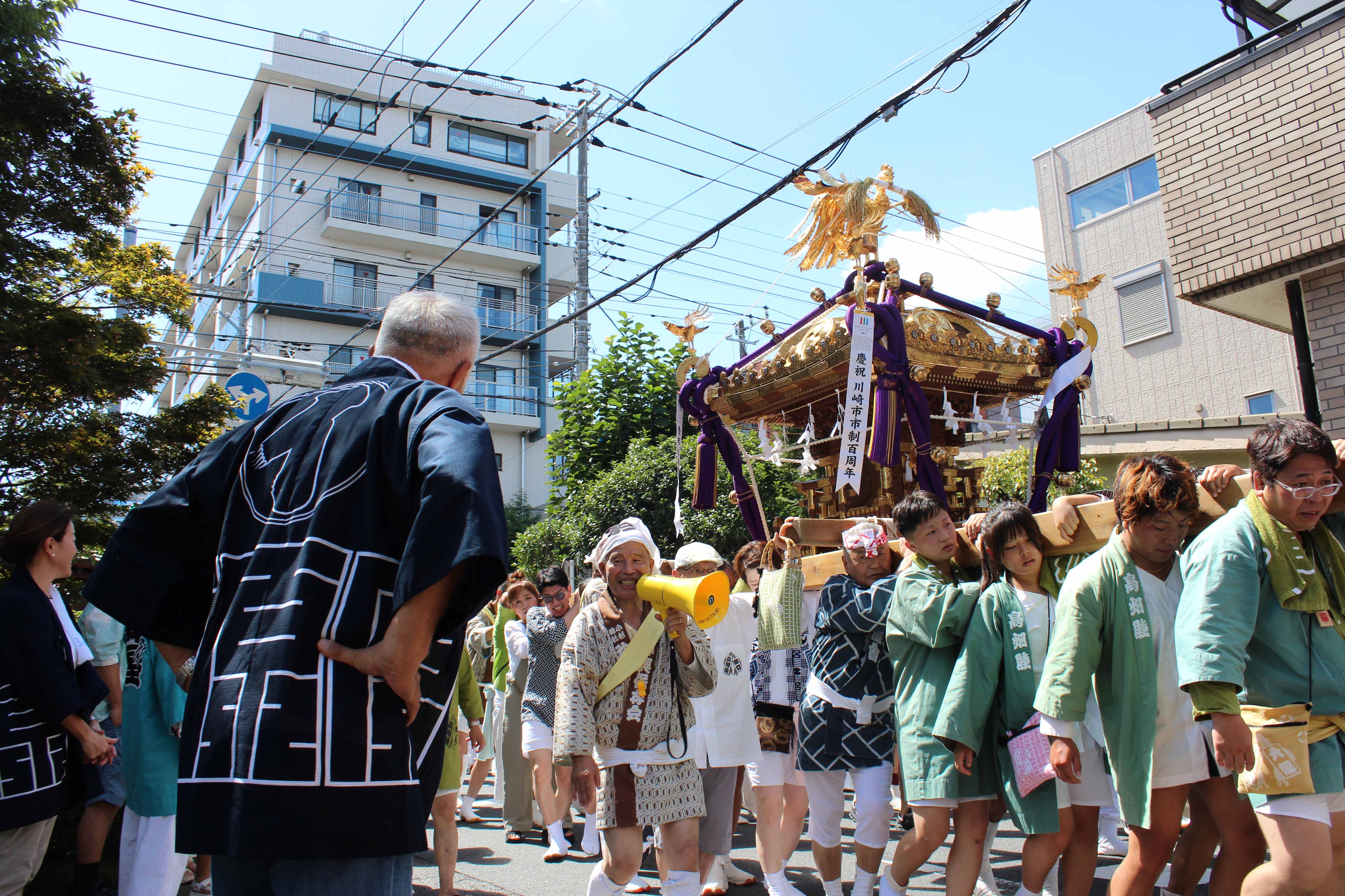 神輿を迎える当社代表の原