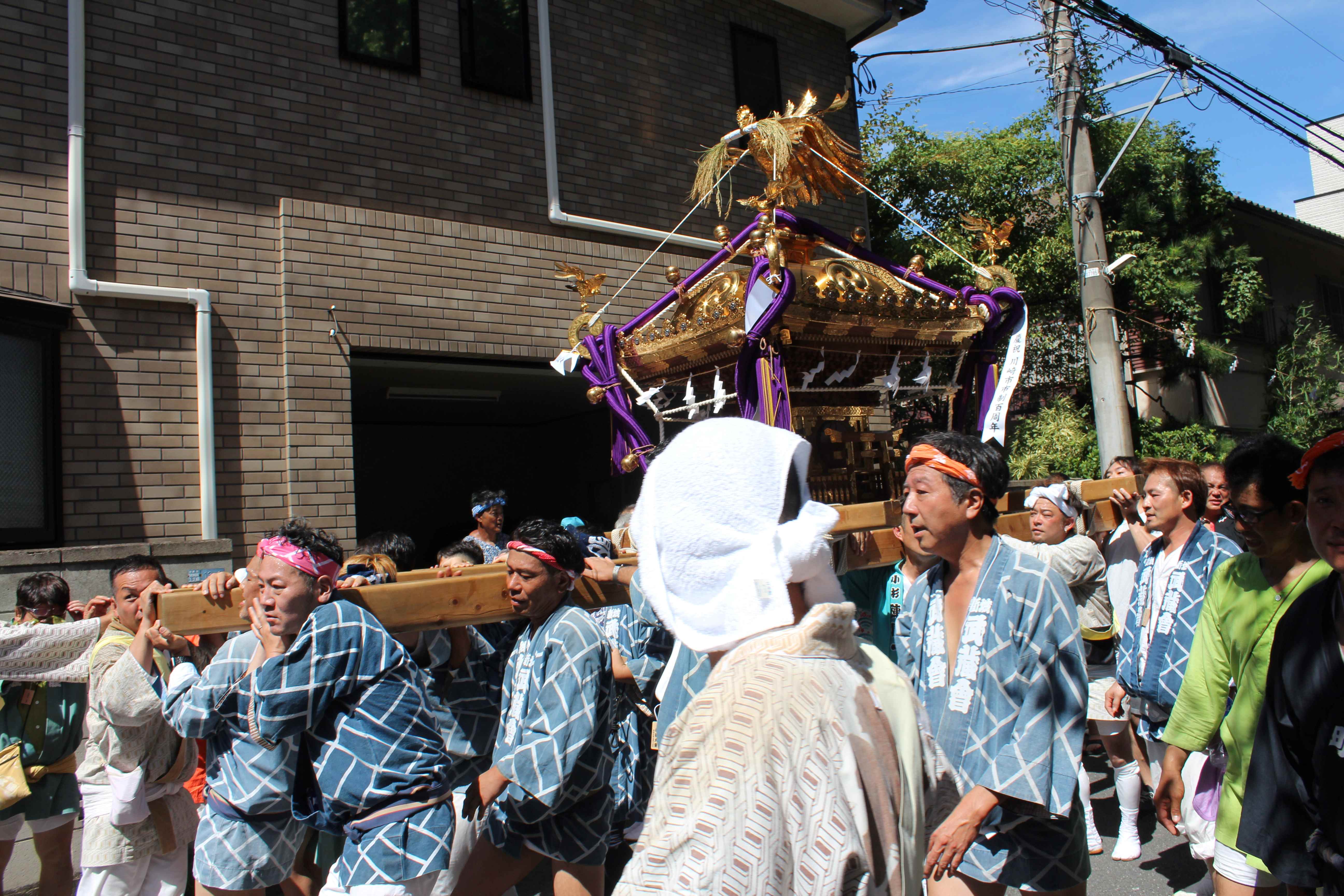 重いお神輿を置いて一休み