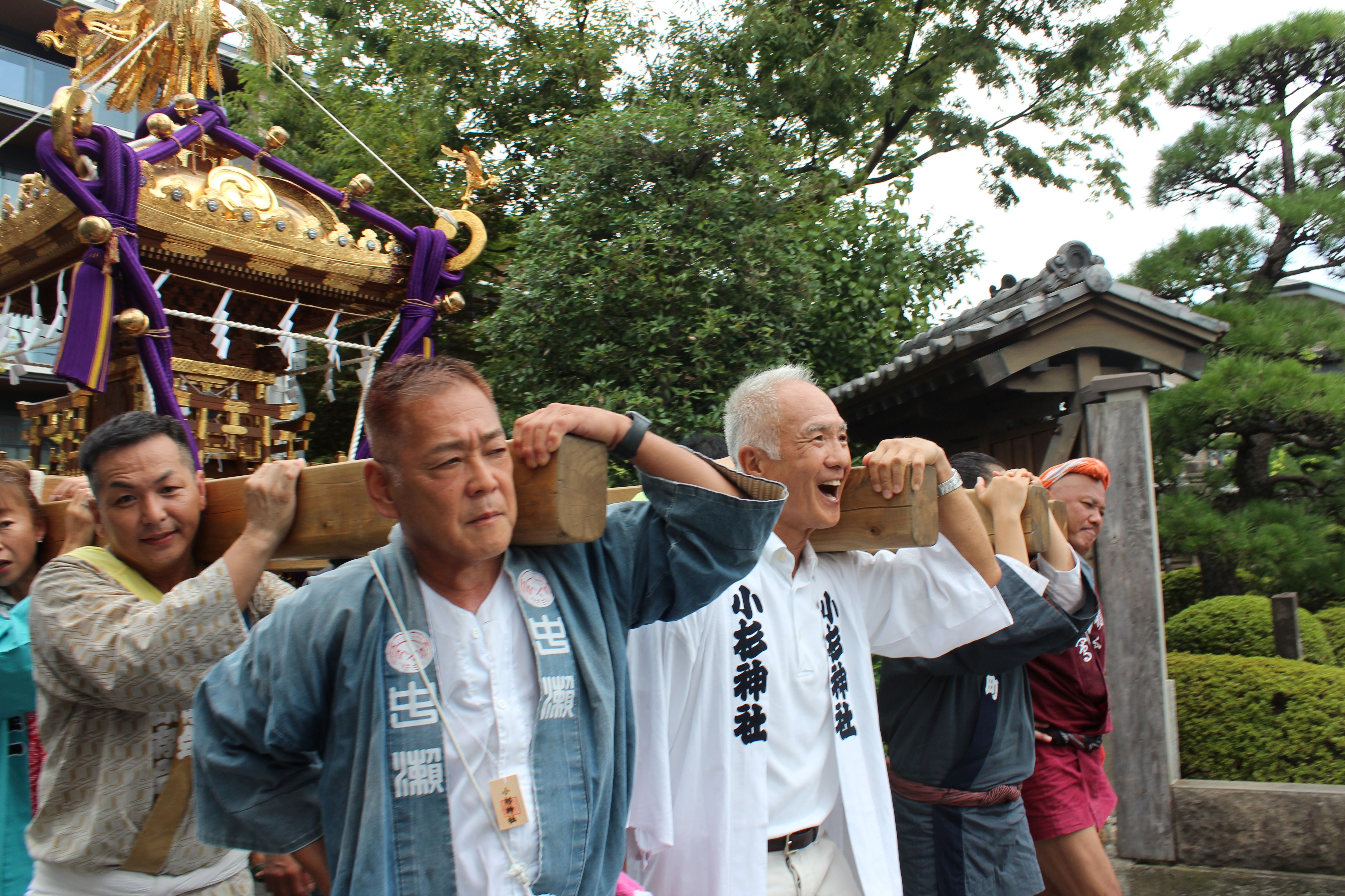 出発時には当社代表の原も神輿に参加