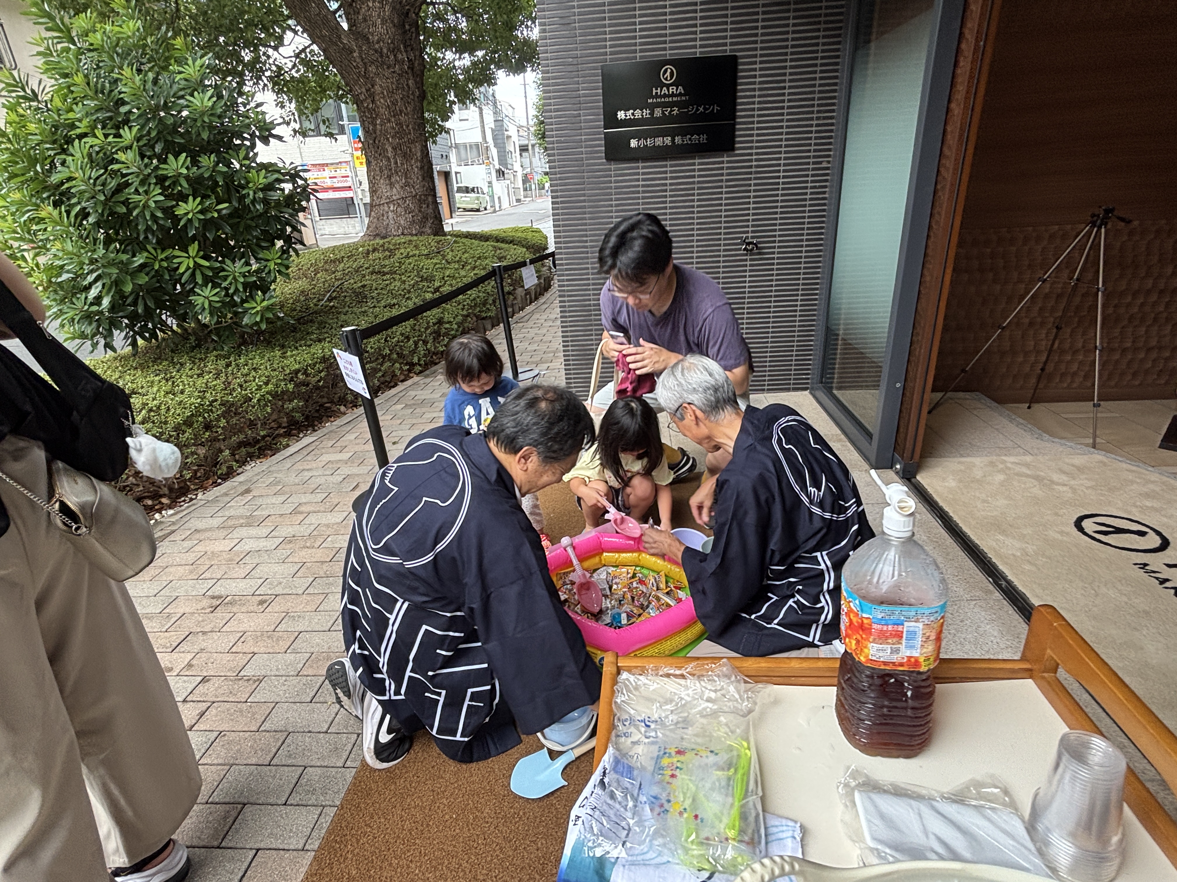 今年も当社前では駄菓子すくいの催しも開催