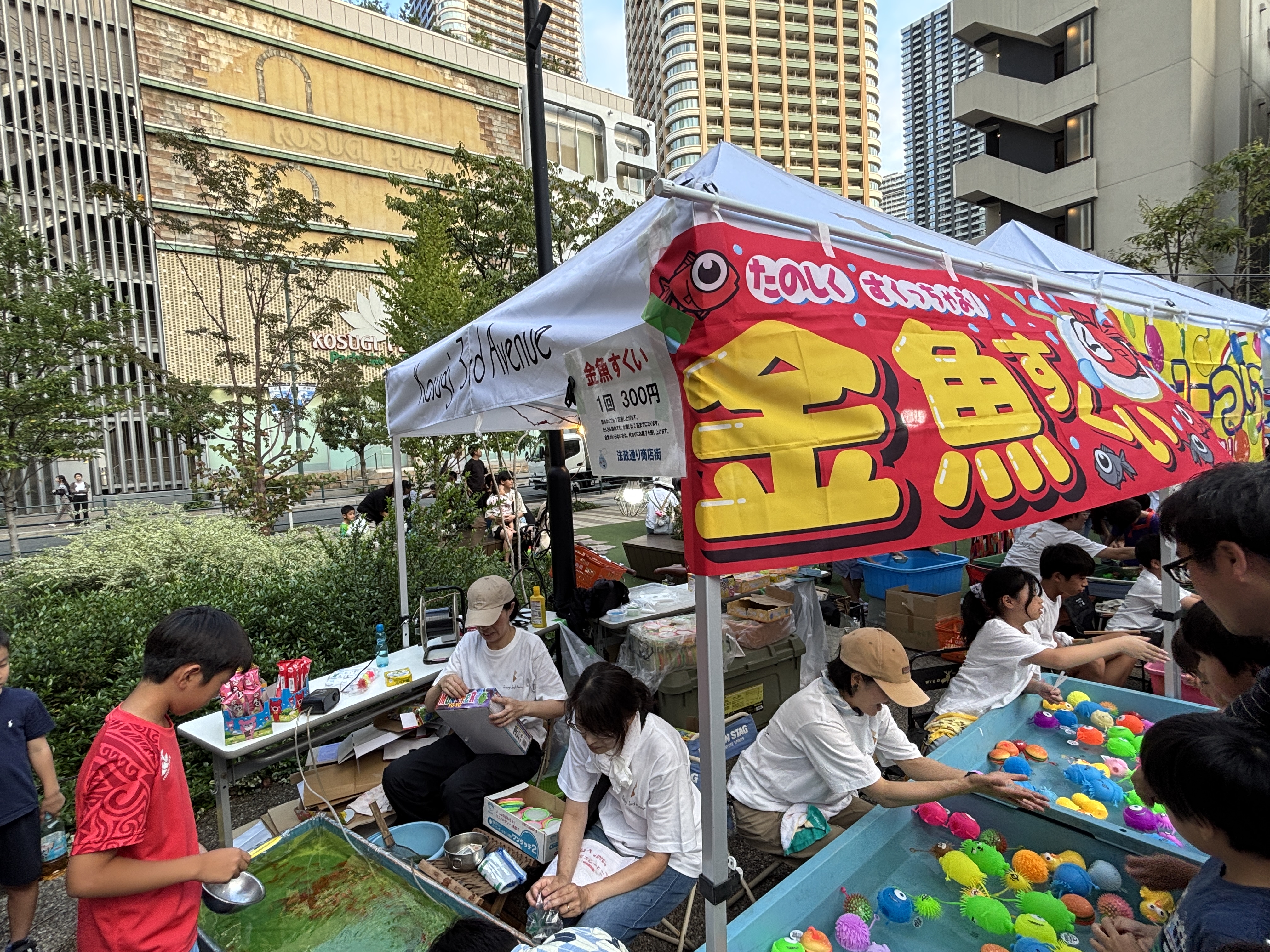 金魚すくいにも長い列が