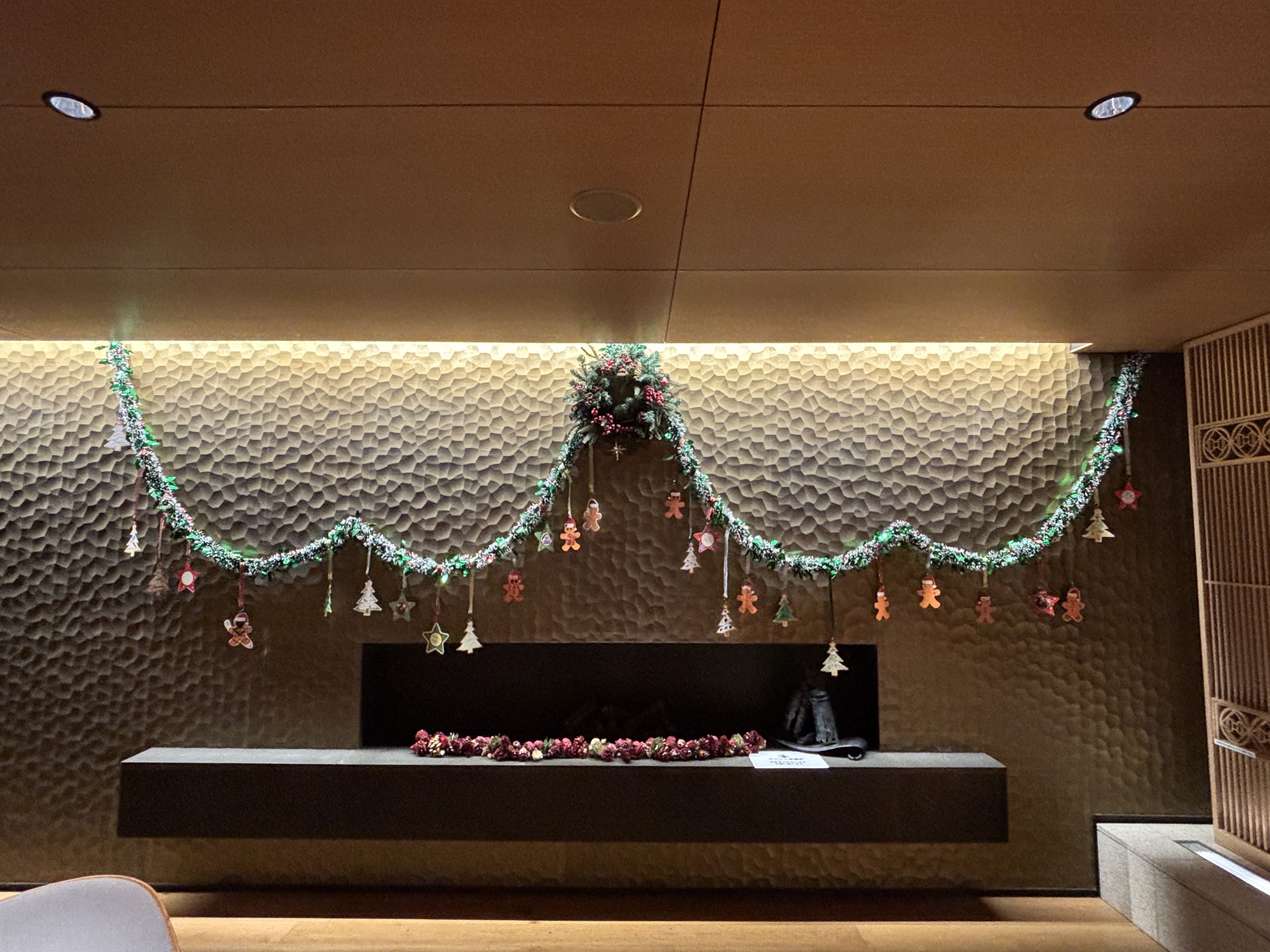 暖炉の前には沢山のオーナメントを飾りつけ